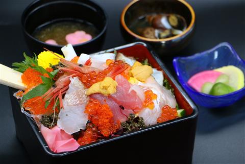 １日目昼食　のどぐろ・うに・いくらが入った地魚の海鮮重